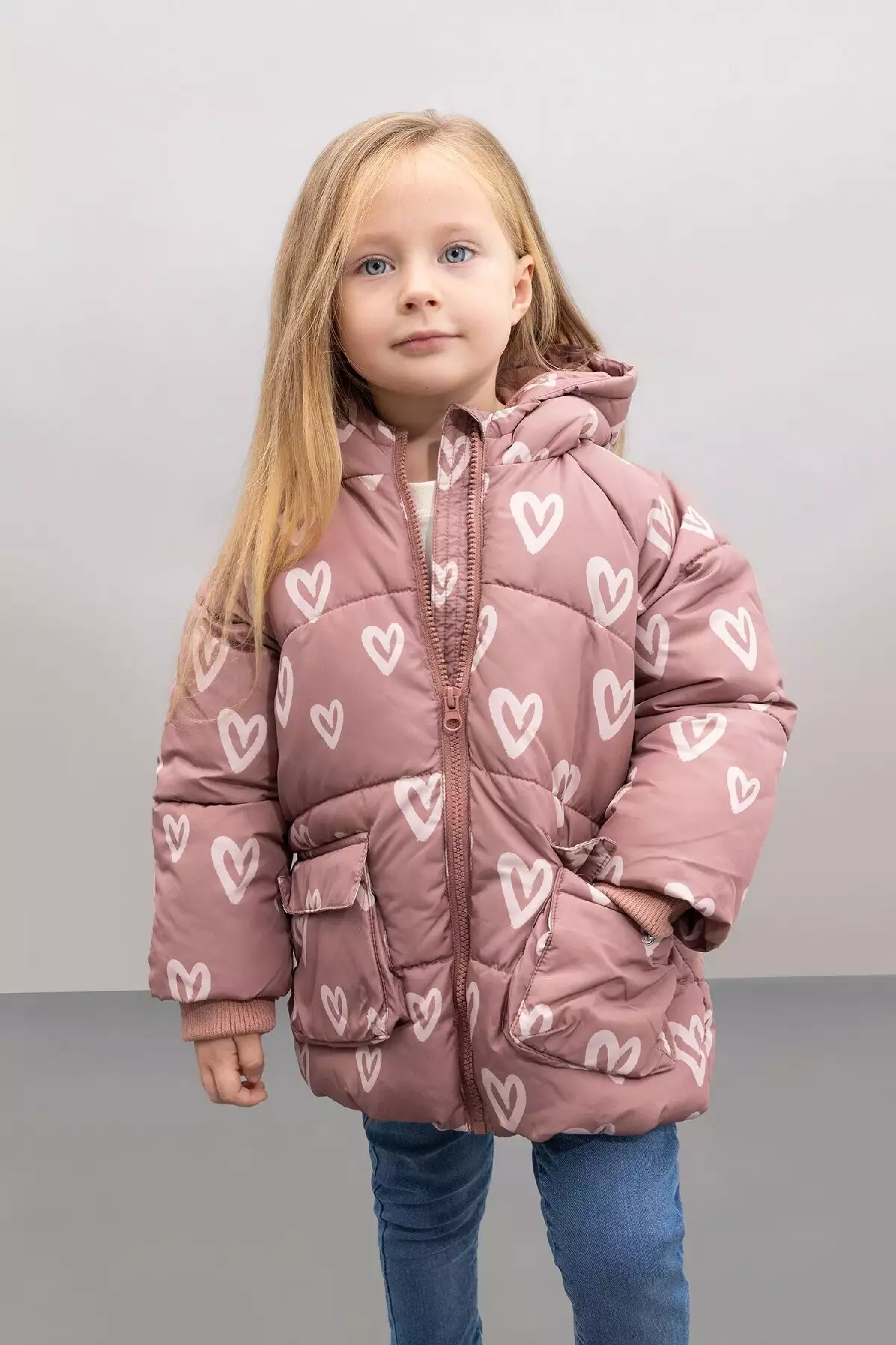 کاپشن بادگیر با کلاه و طرح قلب برای دختر بچه، دارای داخل جیب پشمی و ضد آب مدل C5313A524AU برند Defacto - 848358263