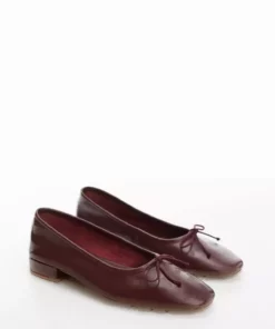 بافت دار و جزئیات دار از چرم براق برند MANGO - 775072439