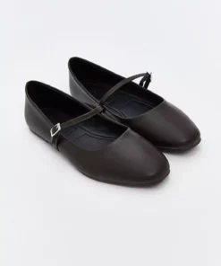 کالاهای با کیفیت از فروشگاه چلبی | کفش راحتی زنانه با ظاهر چرم برند LC Waikiki - 980585618