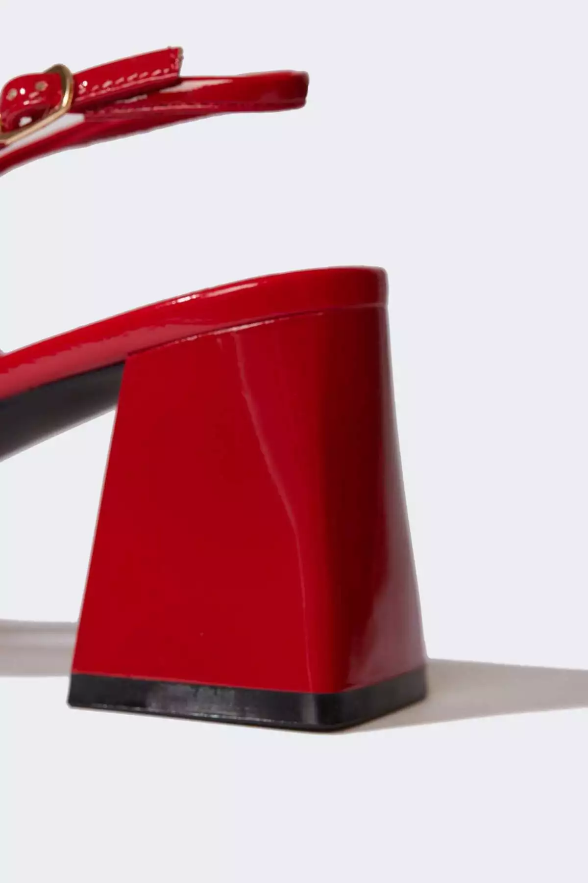 سندل پاشنهبلند زنانه با زیرهبلند از جنس چرم مصنوعی E2515AX25SM برند Defacto - 929169931