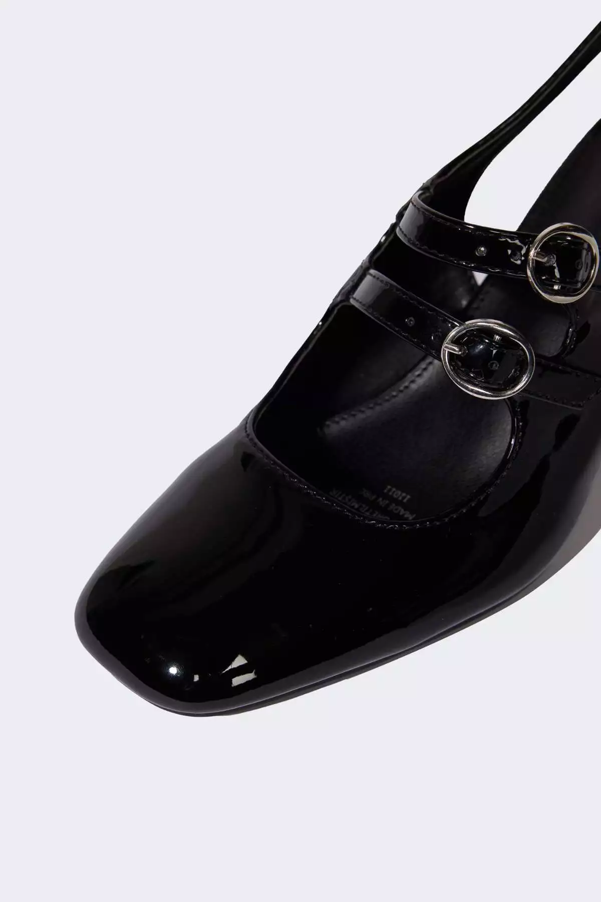 سندل پاشنهدار با زیره بلند از جنس چرم مصنوعی زنانه مدل E2511AX25SM برند Defacto - 1039030984