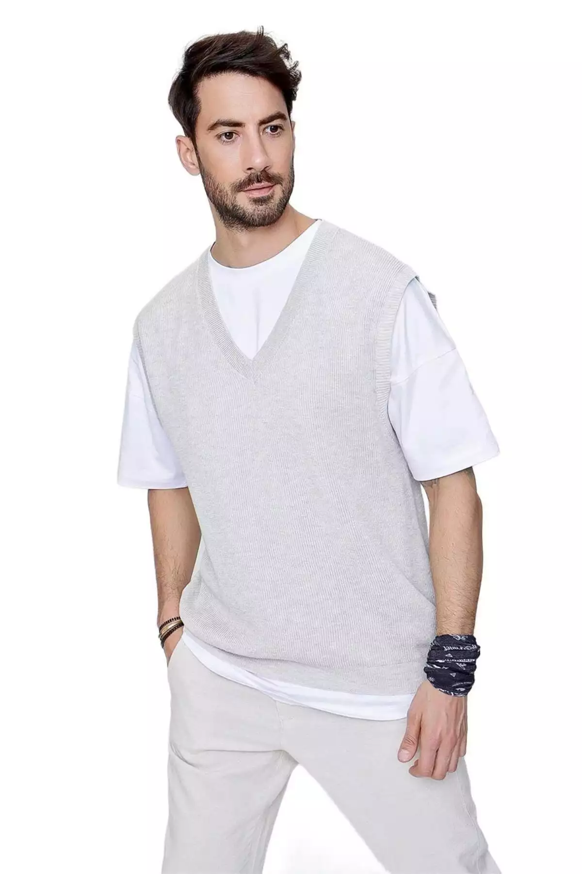 سوئشرت با یقه V مردانه با برش راحت از جنس نخ پنبهای - رنگ خاکستری برند CHUBA - 274919033