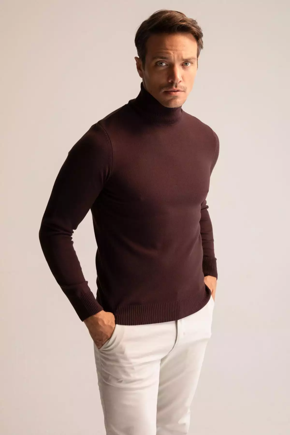 با افتخار میتوان گفت که ترجمه این محصول به فارسی عبارت است از: "پليور با یقه بافتنی فیت اسلیم". برند Defacto - 358468680