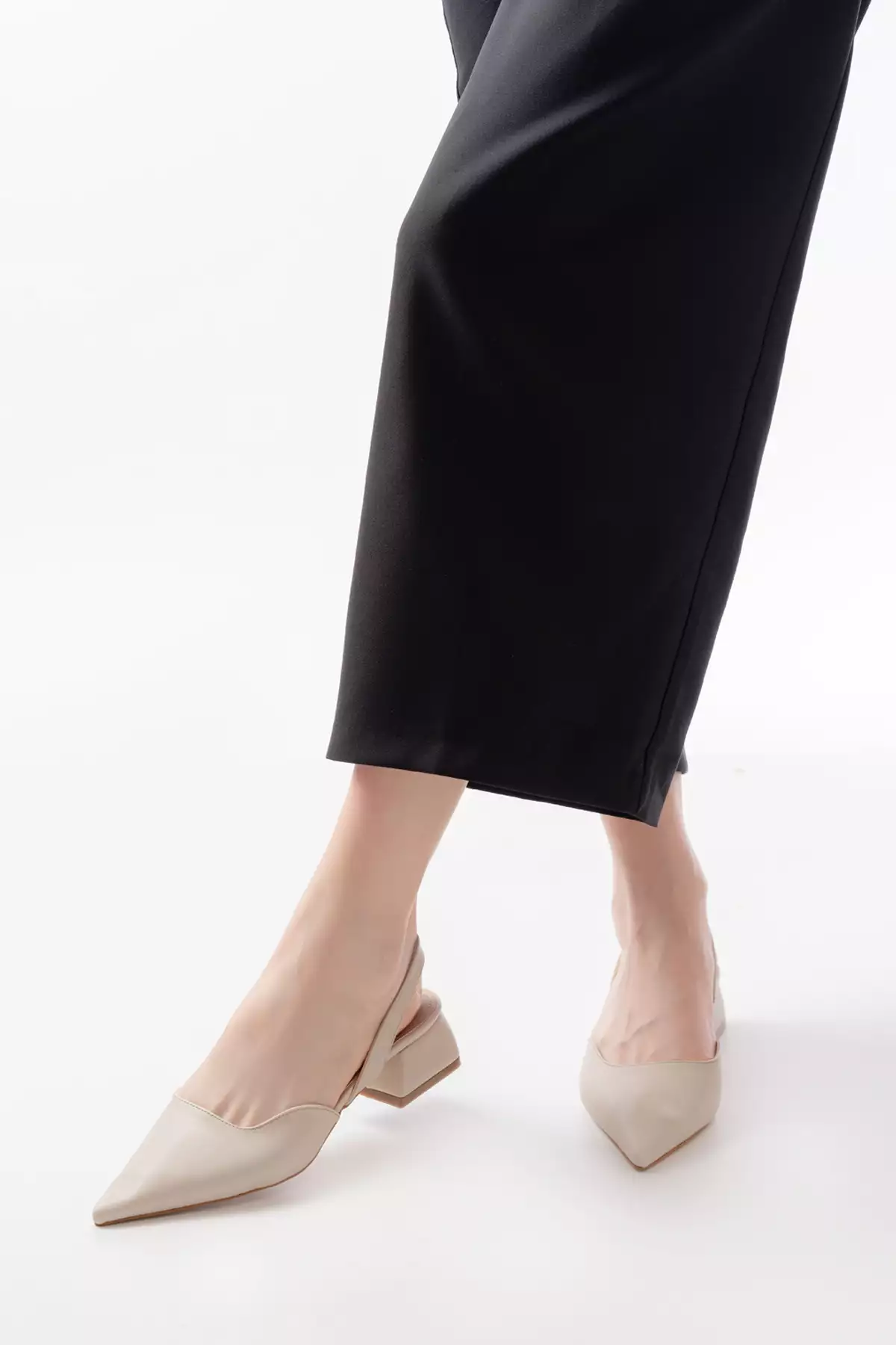 کفش زنانه کوتاه پاشنهدار با نوک تیز و چرم مات رنگی صورتی برند halabi moda - 896891265