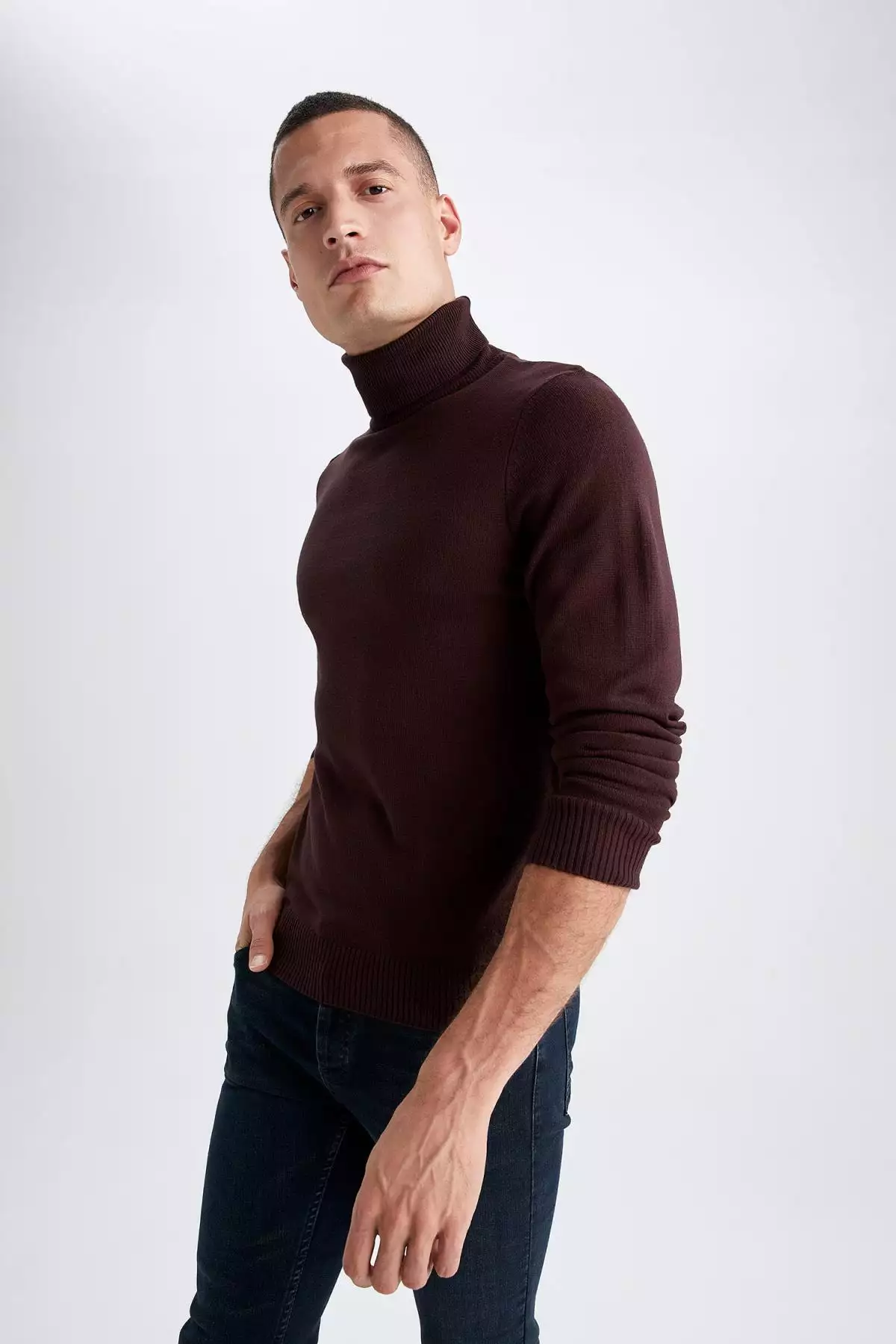 با افتخار میتوان گفت که ترجمه این محصول به فارسی عبارت است از: "پليور با یقه بافتنی فیت اسلیم". برند Defacto - 358468680