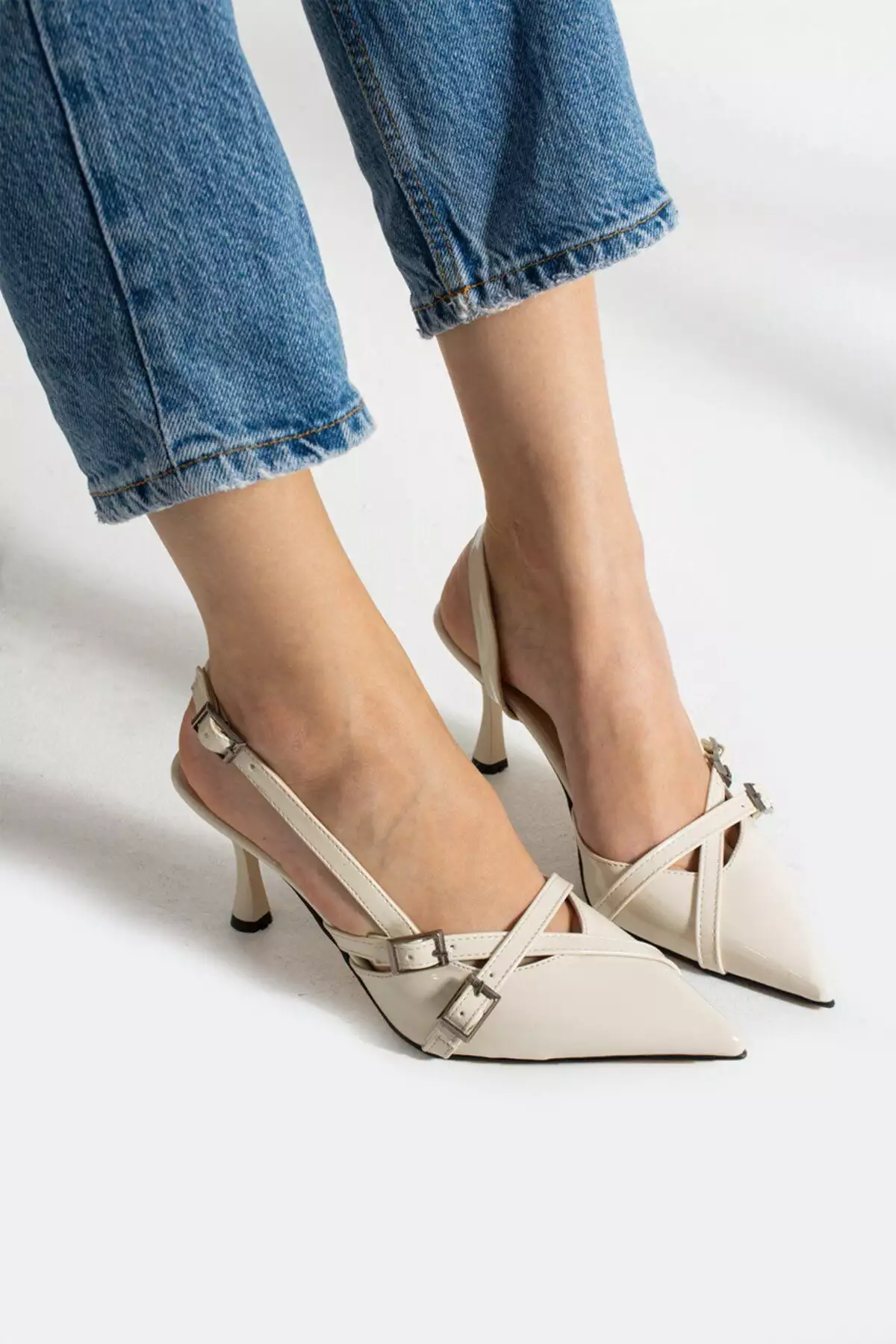 کفش پاشنهبلند زنانه با جزئیات قفل دو باندی و رویه کرم رنگ از جنس لاک برند Genel Markalar - 832244276