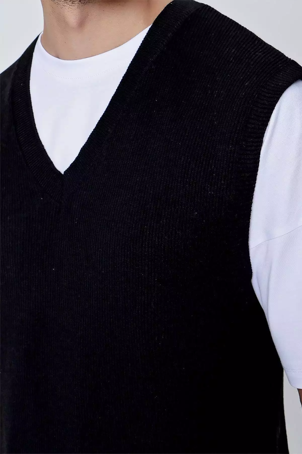 بتن مردانه یقه V راحت از جنس بافتنی پنبهای - رنگ مشکی 22sm214 برند CHUBA - 274915914