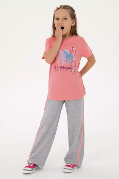 تی‌شرت پنبه‌ای دخترانه با یقه گرد و طرح چاپی، رنگ صورتی برند U.S. Polo Assn. - 935549078