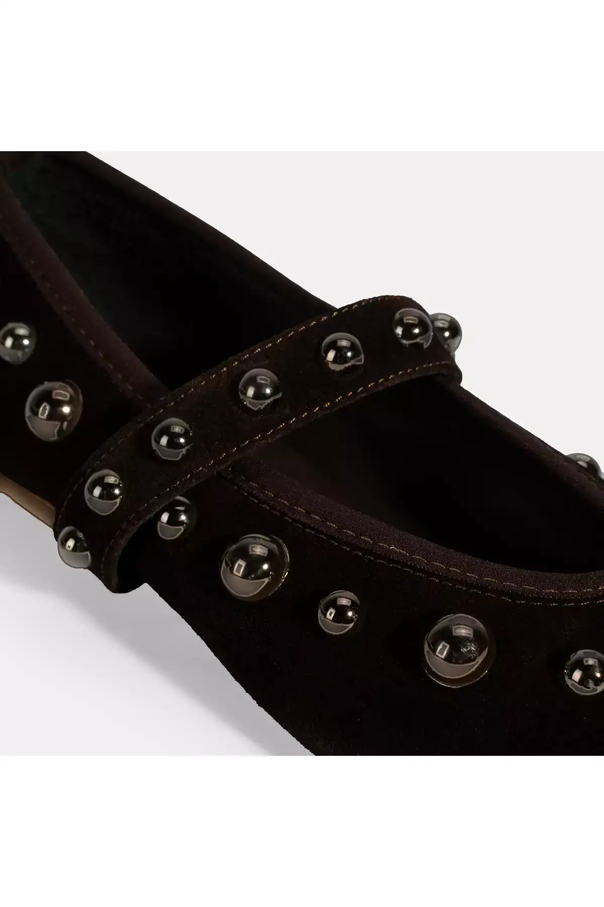 مؤنه چرمی زنانه با جزئیات میخکوب فلزی و طرح ماری جین برند Desa - 978734251