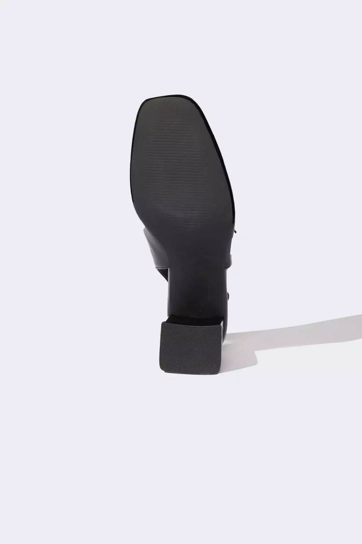 سندل پاشنهدار با زیره بلند از جنس چرم مصنوعی زنانه مدل E2511AX25SM برند Defacto - 1039030984