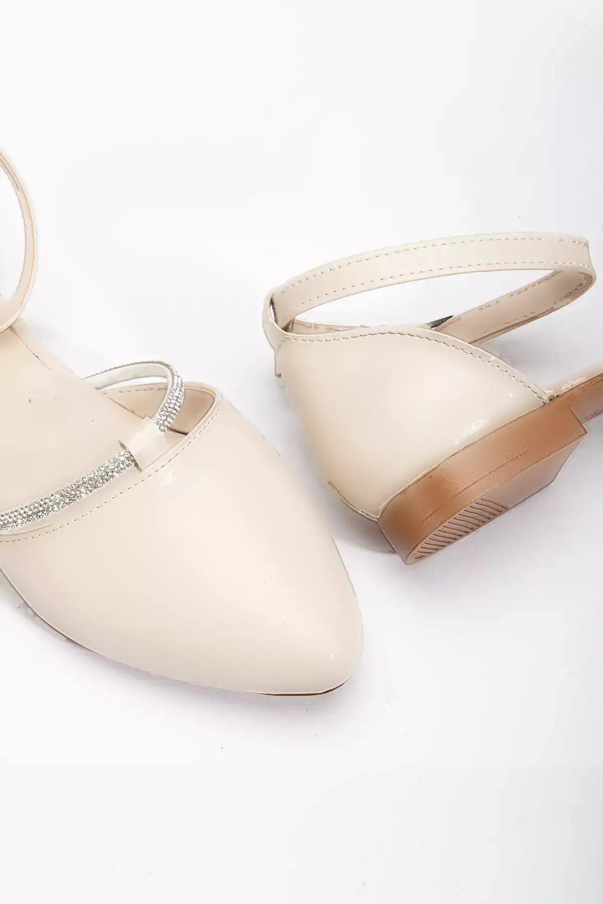 کفش باله زنانه با جزئیات سنگی و بند دور مچ به رنگ کرم برند Tonny Black - 942368582