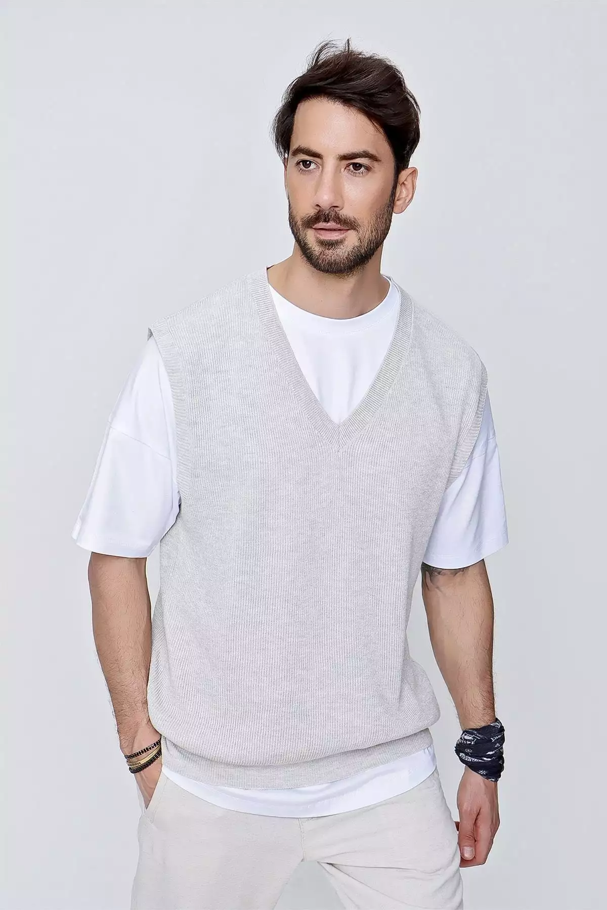 سوئشرت با یقه V مردانه با برش راحت از جنس نخ پنبهای - رنگ خاکستری برند CHUBA - 274919033