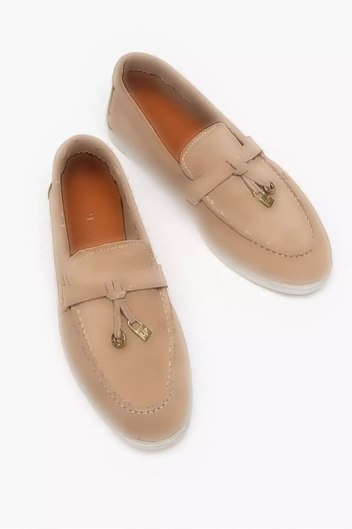 بابت کفشهای زنانه با رویه طبیعی و جزئیات گلدار و صافی، نام فارسی آن میتواند اینگونه باشد: "کفش زنانه بابی با رویه طبیعی و جزئیات فشن". برند NİŞANTAŞI SHOES - 856856703