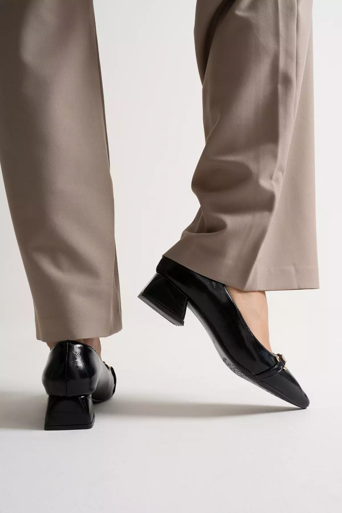 کفش زنانه پاشنه بلک با زیره براق و تزئینات سنگی برند Silver Lady - 986690316