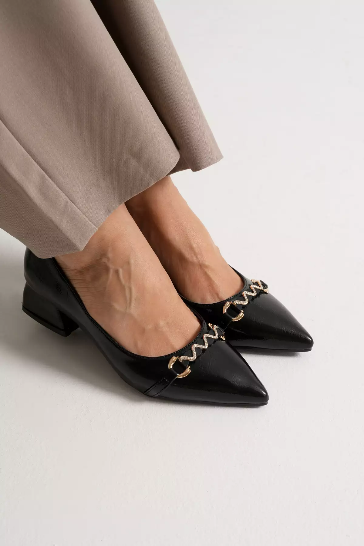 کفش زنانه پاشنه بلک با زیره براق و تزئینات سنگی برند Silver Lady - 986690316