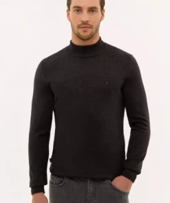 کلاهگیس مردانه راهراه، یقه نیمهفرو رفته، مدل اسلیم فیت، طرح ساده، رنگ مشکی خاکستری. برند Pierre Cardin - 57542173