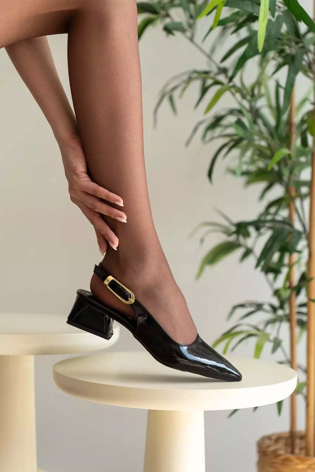 کفش پاشنه کوتاه زنانه مشکی براق با بند - فصل جدید برند Savves - 938465141