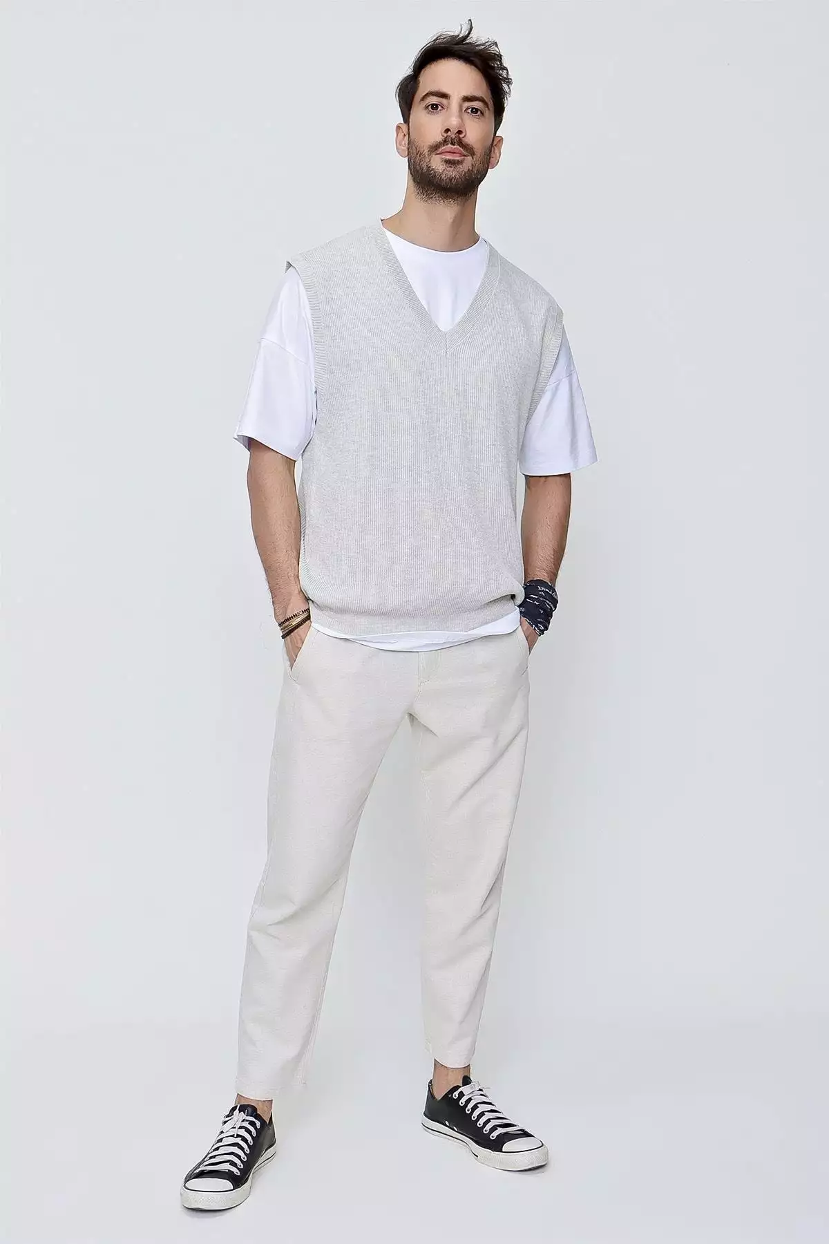 سوئشرت با یقه V مردانه با برش راحت از جنس نخ پنبهای - رنگ خاکستری برند CHUBA - 274919033