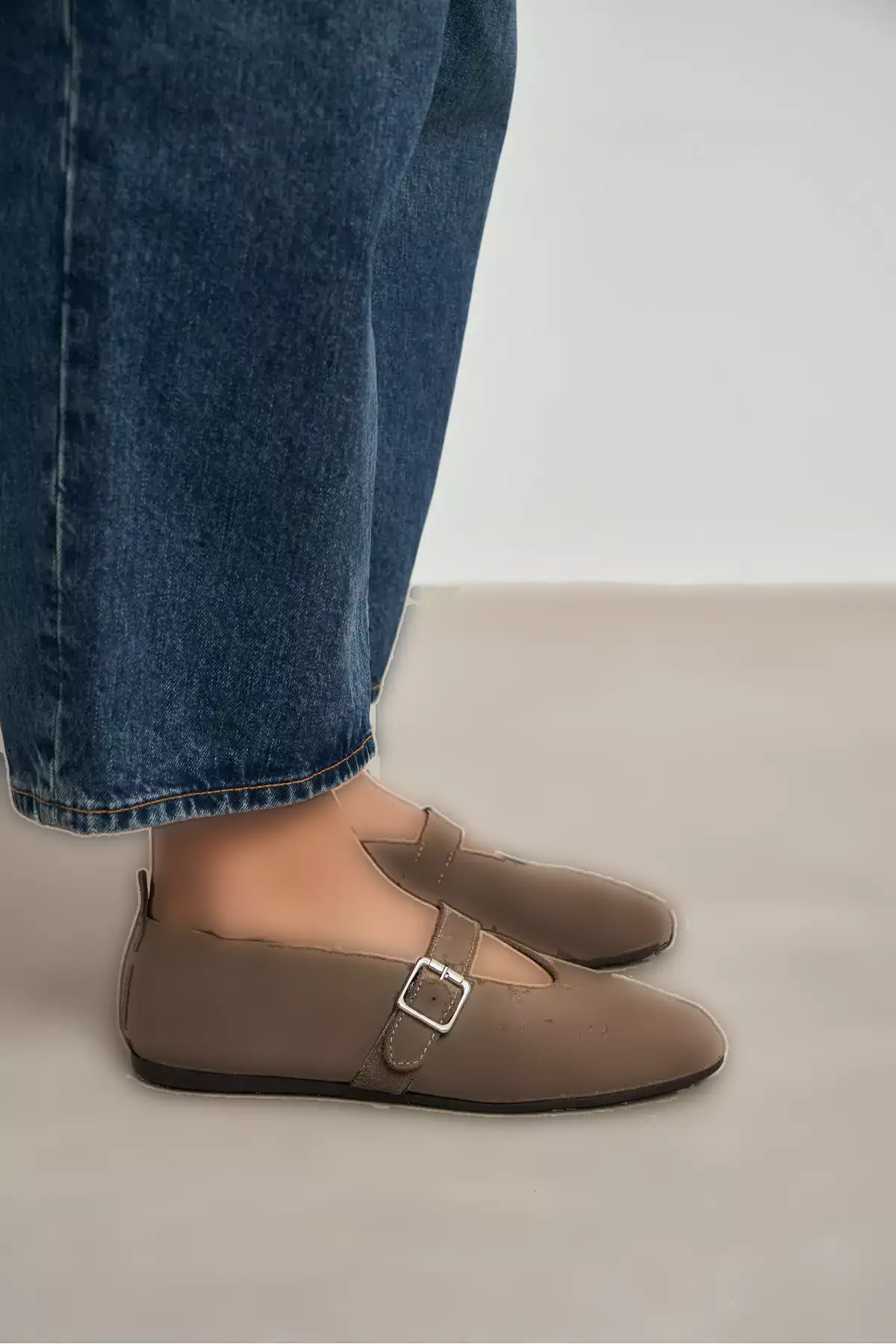 کفش باله زنانه با جزئیات قفل چرم طبیعی به رنگ کرم روشن برند NİŞANTAŞI SHOES - 988770978