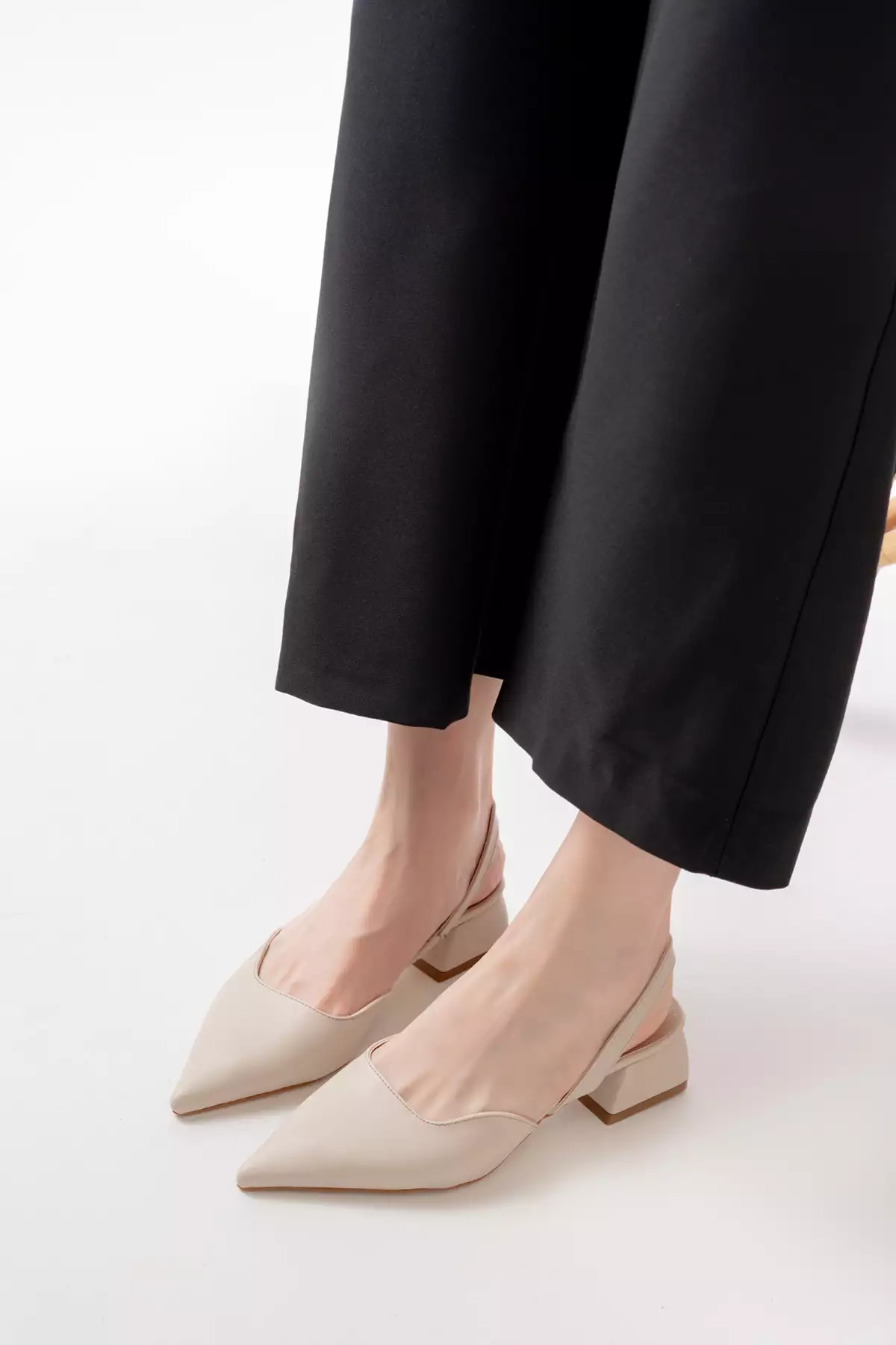 کفش زنانه کوتاه پاشنهدار با نوک تیز و چرم مات رنگی صورتی برند halabi moda - 896891265