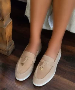 بابت کفشهای زنانه با رویه طبیعی و جزئیات گلدار و صافی، نام فارسی آن میتواند اینگونه باشد: "کفش زنانه بابی با رویه طبیعی و جزئیات فشن". برند NİŞANTAŞI SHOES - 856856703