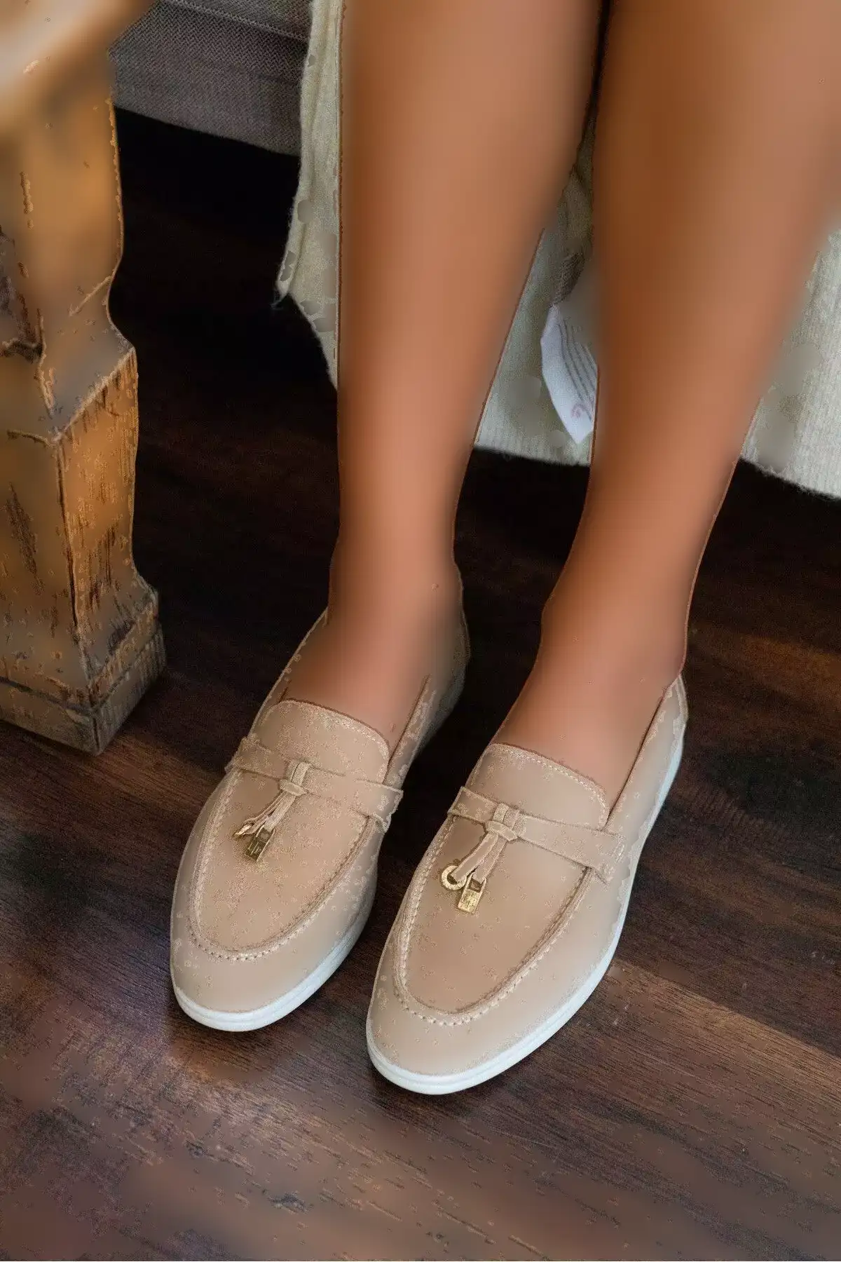 بابت کفشهای زنانه با رویه طبیعی و جزئیات گلدار و صافی، نام فارسی آن میتواند اینگونه باشد: "کفش زنانه بابی با رویه طبیعی و جزئیات فشن". برند NİŞANTAŞI SHOES - 856856703