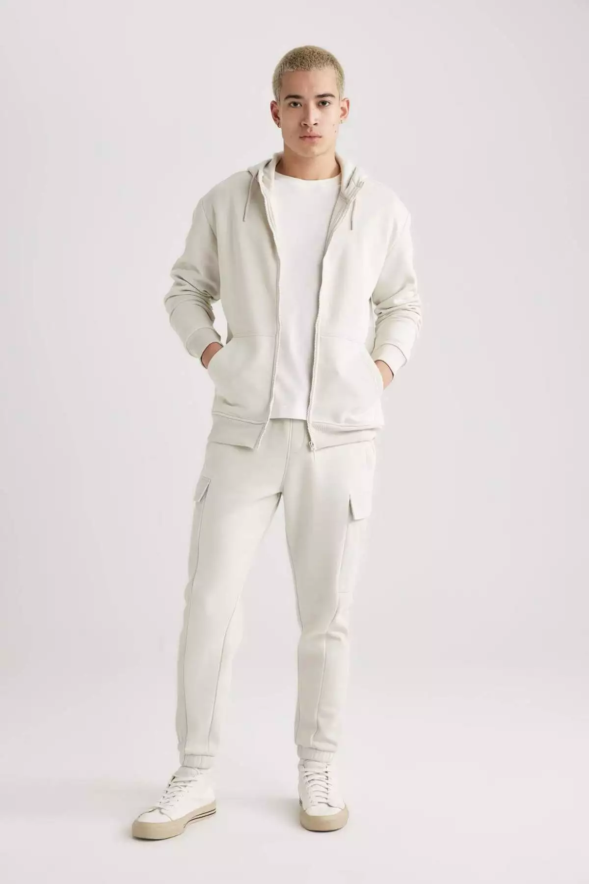 سویشرت فُرم دار با کلاه و جیب دار، دارای بافت نرم داخلی، مدل ساده و زیپ دار برند Defacto - 797030346