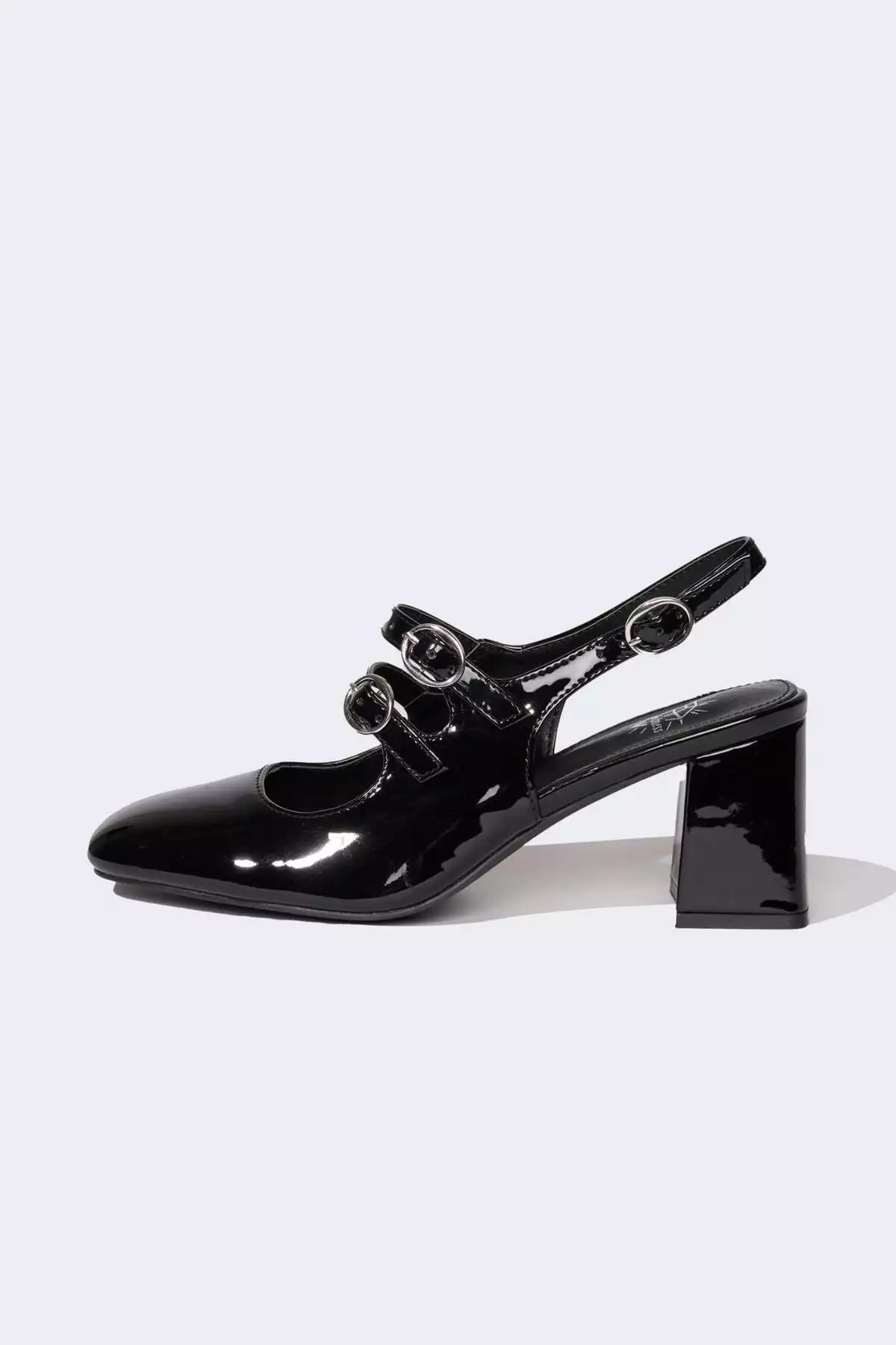 سندل پاشنهدار با زیره بلند از جنس چرم مصنوعی زنانه مدل E2511AX25SM برند Defacto - 1039030984