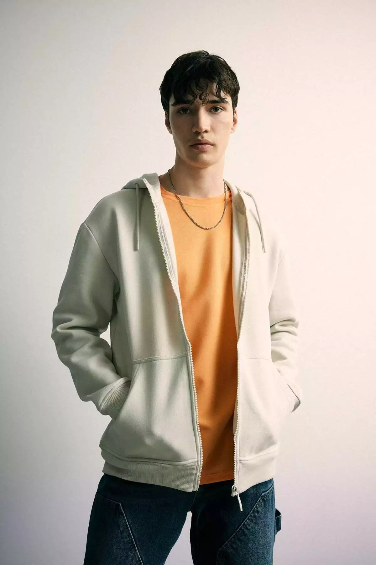 سویشرت فُرم دار با کلاه و جیب دار، دارای بافت نرم داخلی، مدل ساده و زیپ دار برند Defacto - 797030346