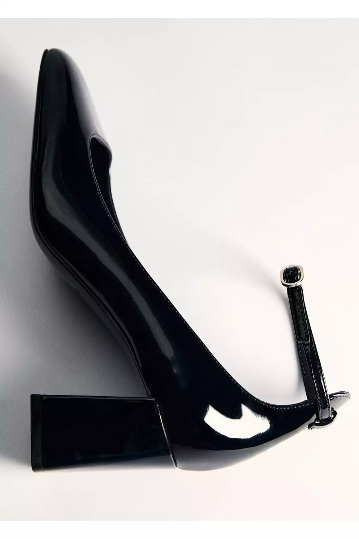 کفش پاشنهدار با ظاهر چرم لغزنده برند MANGO - 882276266