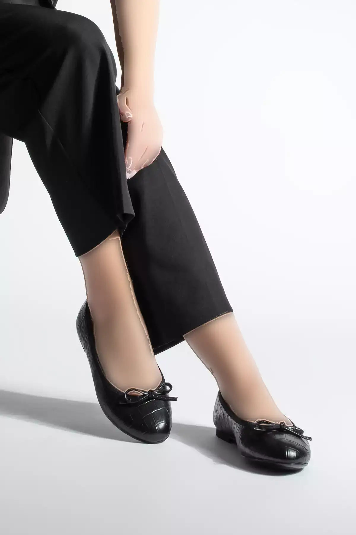 کفش باله زنانه با نوک گرد و پاپیون رنگ مشکی کروکویی لوتوین برند Marjin - 968469190