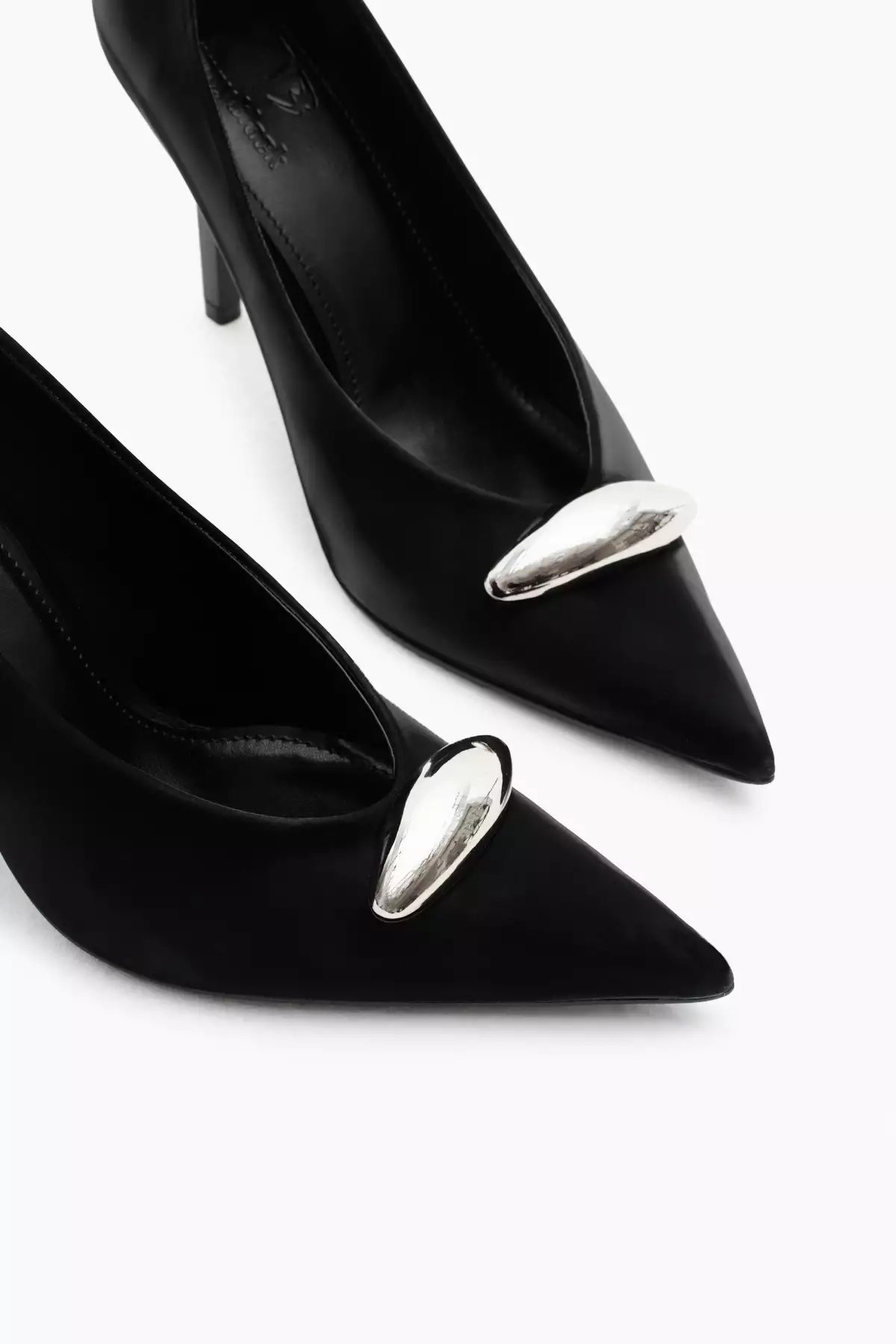 کفش پاشنه بلند زنانه با نوک تیز و جزئیات قفلی در قسمت جلو و کفی نئولیت سیاه برند Tonny Black - 868542832