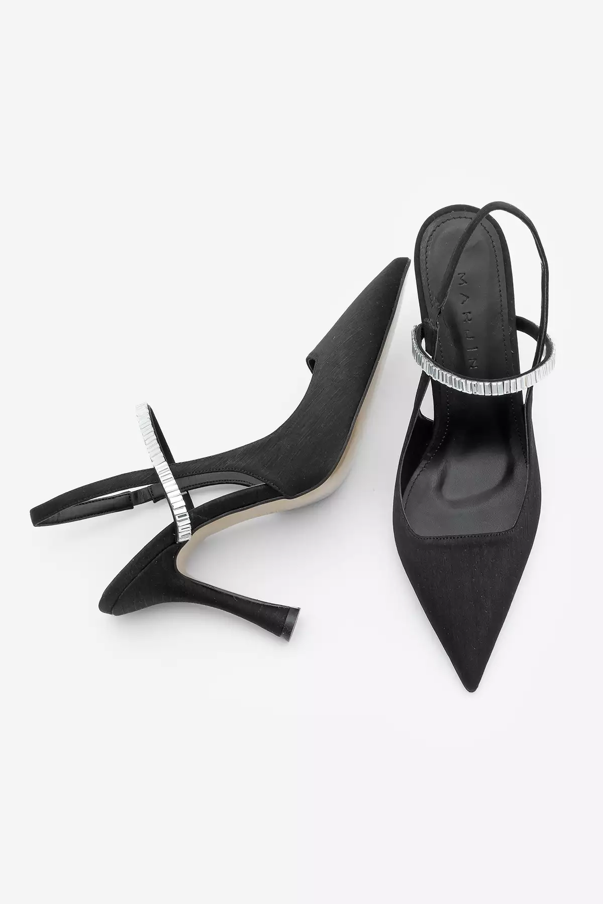 کفش پاشنهبلند زنانه مدل لوان، با نوک تیز، بند دار و سنگدار، پشت باز و با کفی تزئینی، به رنگ مشکی ساتن برند Marjin - 899607437