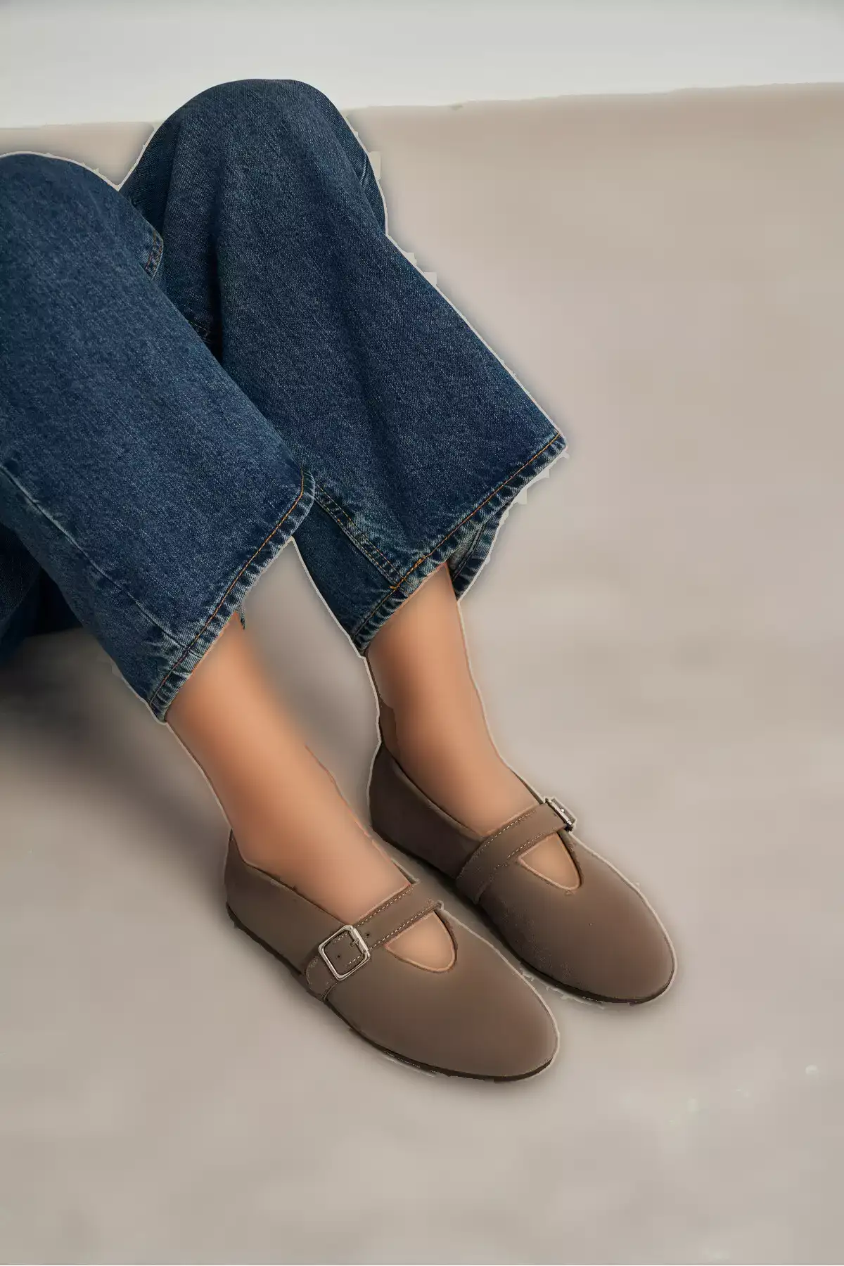 کفش باله زنانه با جزئیات قفل چرم طبیعی به رنگ کرم روشن برند NİŞANTAŞI SHOES - 988770978