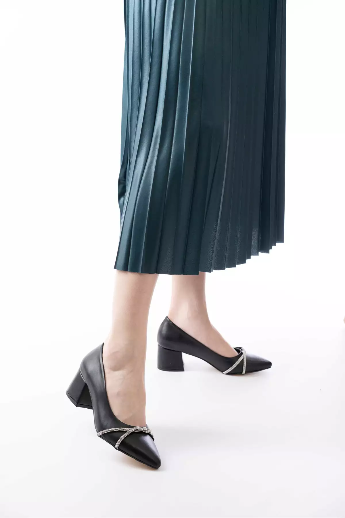 کفش طبی پاشنه کوتاه زنانه با جزئیات سنگی - قالب راحت از چرم مصنوعی برند BRAVERYİ A SHOES - 1026135940