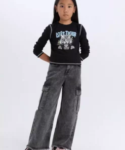 تی‌شرت بلند آستین با یقه گرد و طراحی چاپی برای دختران، مدل فیت شده و از جنس کشسان D3430A824WN برند Defacto - 870174254