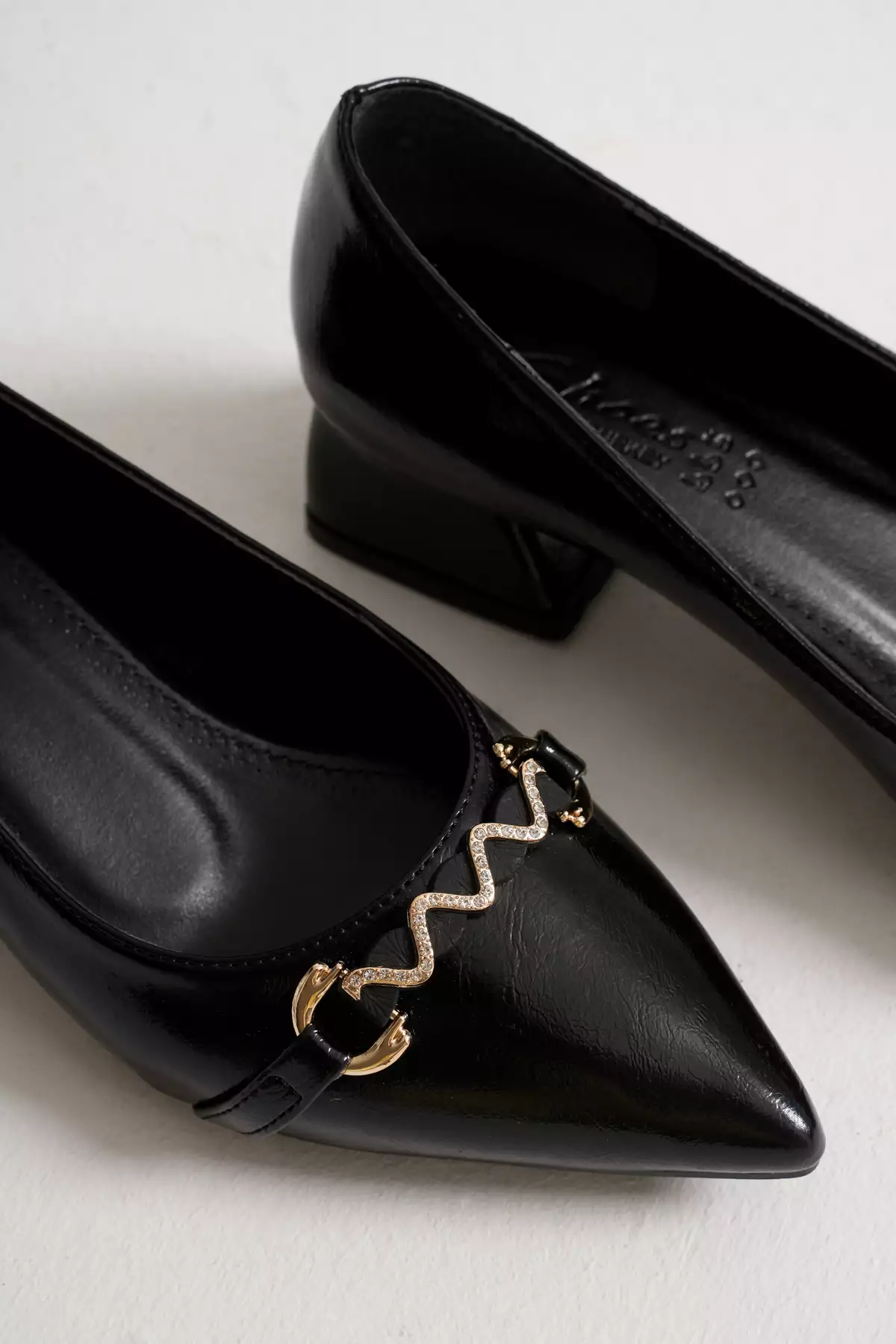 کفش زنانه پاشنه بلک با زیره براق و تزئینات سنگی برند Silver Lady - 986690316