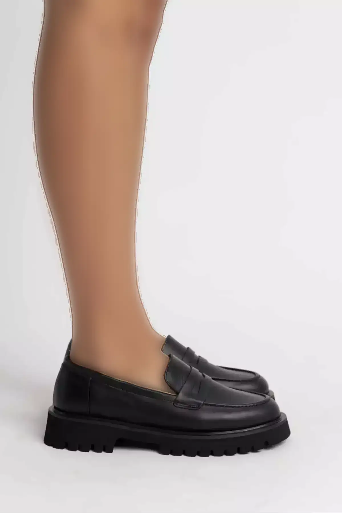 پیتن کفش لَوَفِر زنانه چرم طبیعی با پاشنه ضخیم رنگ مشکی برند NİŞANTAŞI SHOES - 762997480