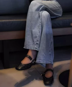 کفش بامبو با نوار کمر کج و تزئین میخ دار زنانه ولونا مشکی برند Marjin - 892052855