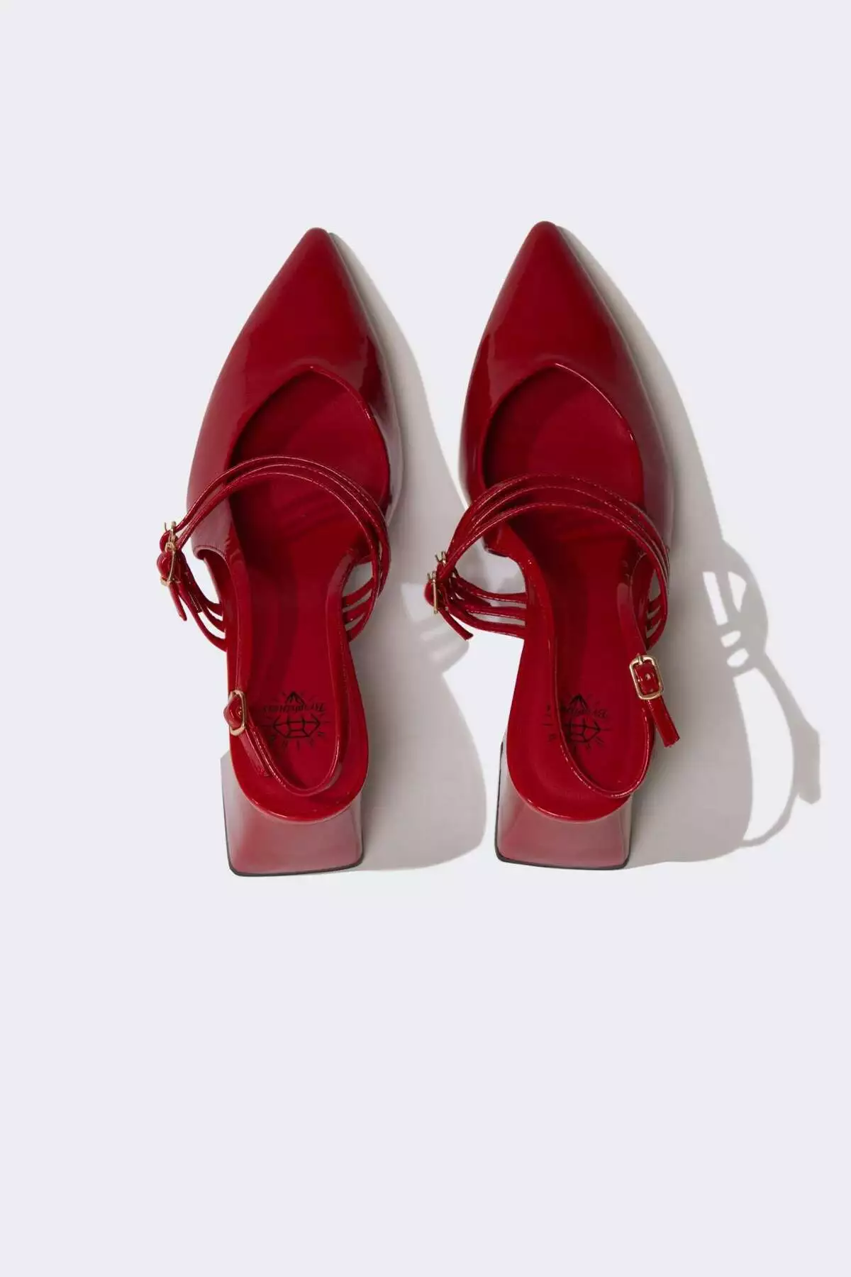 سندل پاشنهبلند زنانه با زیرهبلند از جنس چرم مصنوعی E2515AX25SM برند Defacto - 929169931