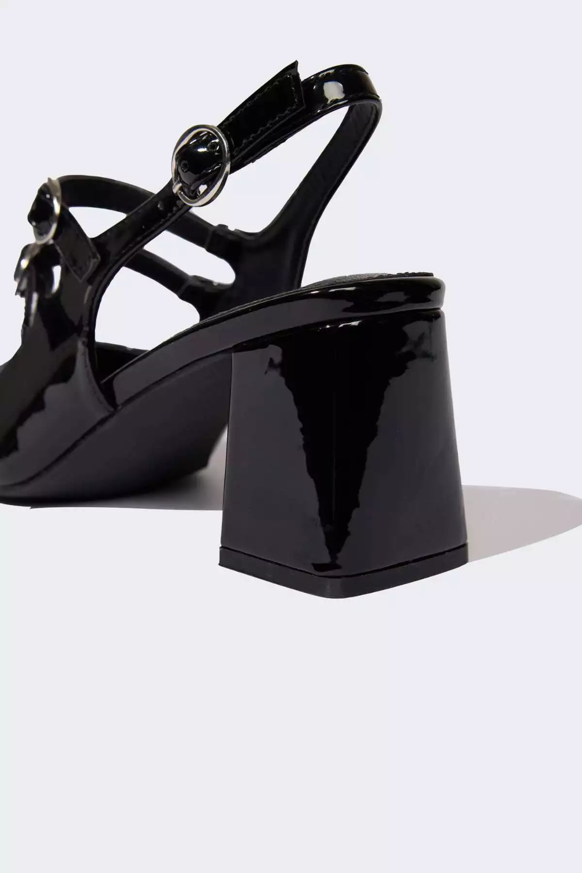 سندل پاشنهدار با زیره بلند از جنس چرم مصنوعی زنانه مدل E2511AX25SM برند Defacto - 1039030984