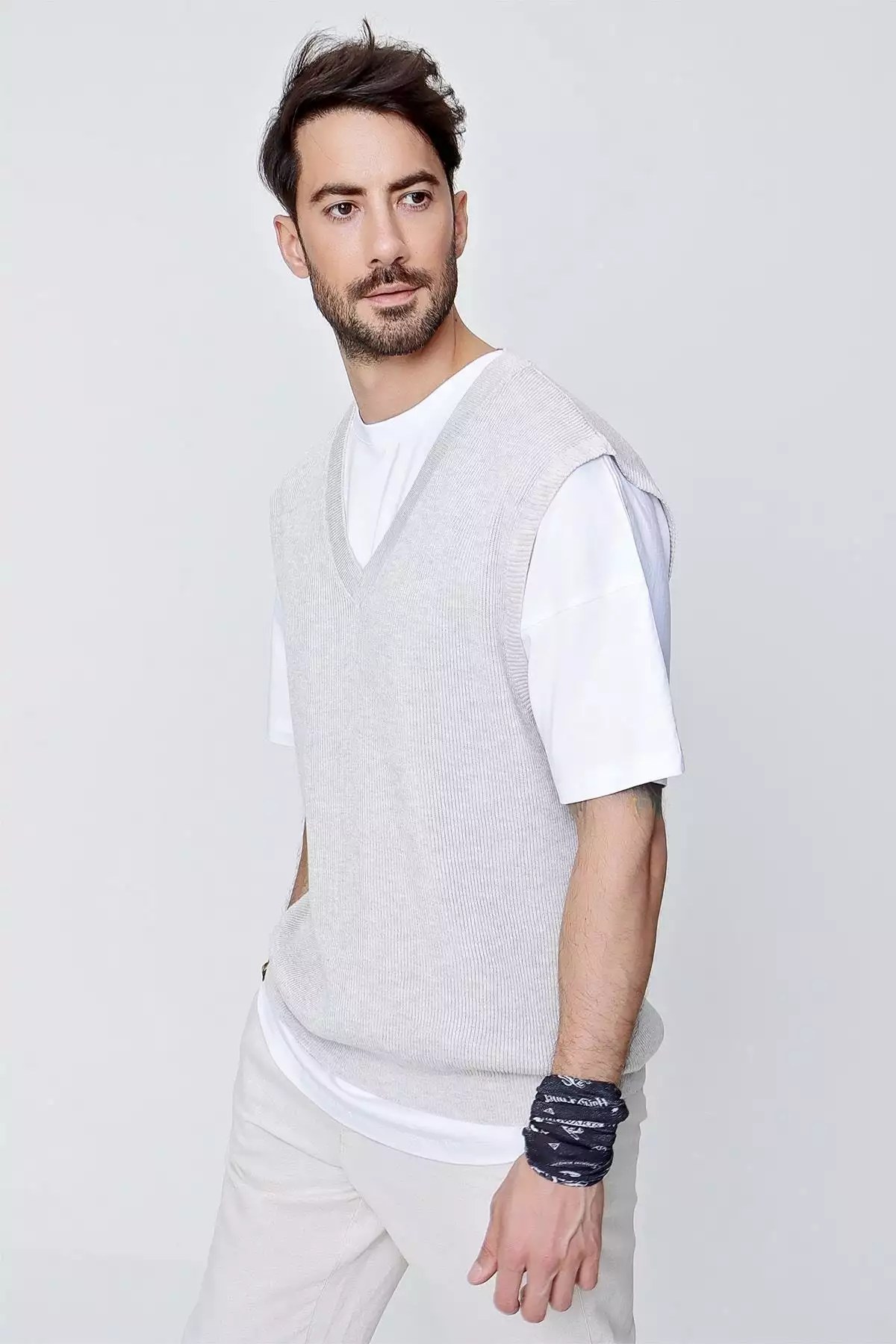 سوئشرت با یقه V مردانه با برش راحت از جنس نخ پنبهای - رنگ خاکستری برند CHUBA - 274919033