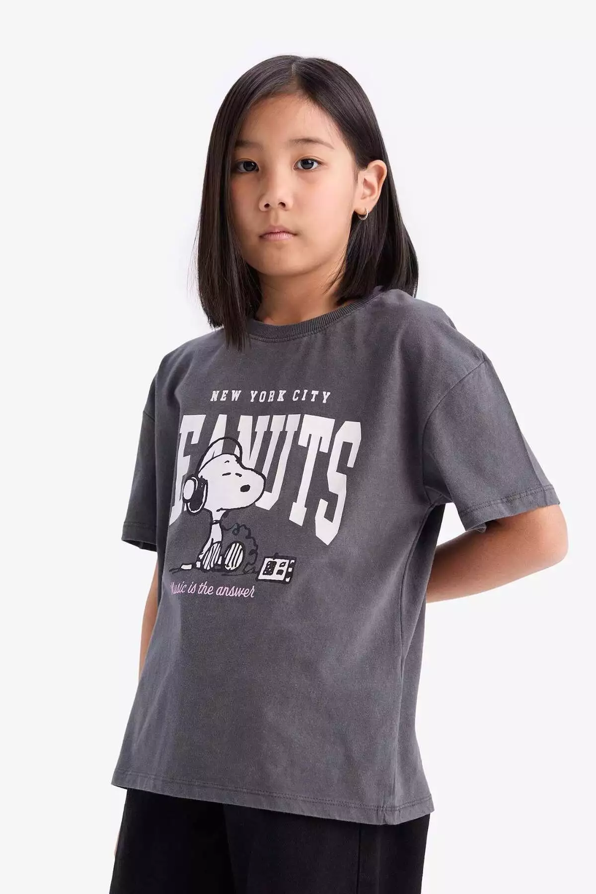 تیشرت کوتاه آستین دخترانه با طراحی Snoopy و برش راحت در یقه گرد برند Defacto - 895945728