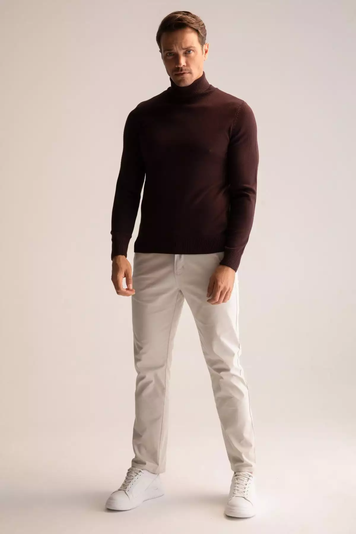 با افتخار میتوان گفت که ترجمه این محصول به فارسی عبارت است از: "پليور با یقه بافتنی فیت اسلیم". برند Defacto - 358468680