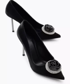 کفش پاشنه بلند نوک تیز مشکی زنانه با طرح گل و تزئینات سنگی روی سینه برند Tonny Black - 868541426