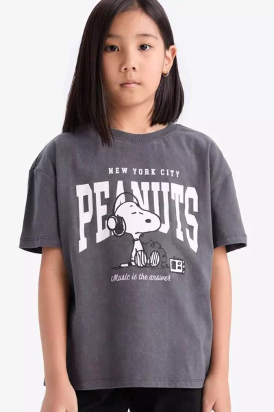 تی‌شرت کوتاه آستین دخترانه با طراحی Snoopy و برش راحت در یقه گرد برند Defacto - 895945728