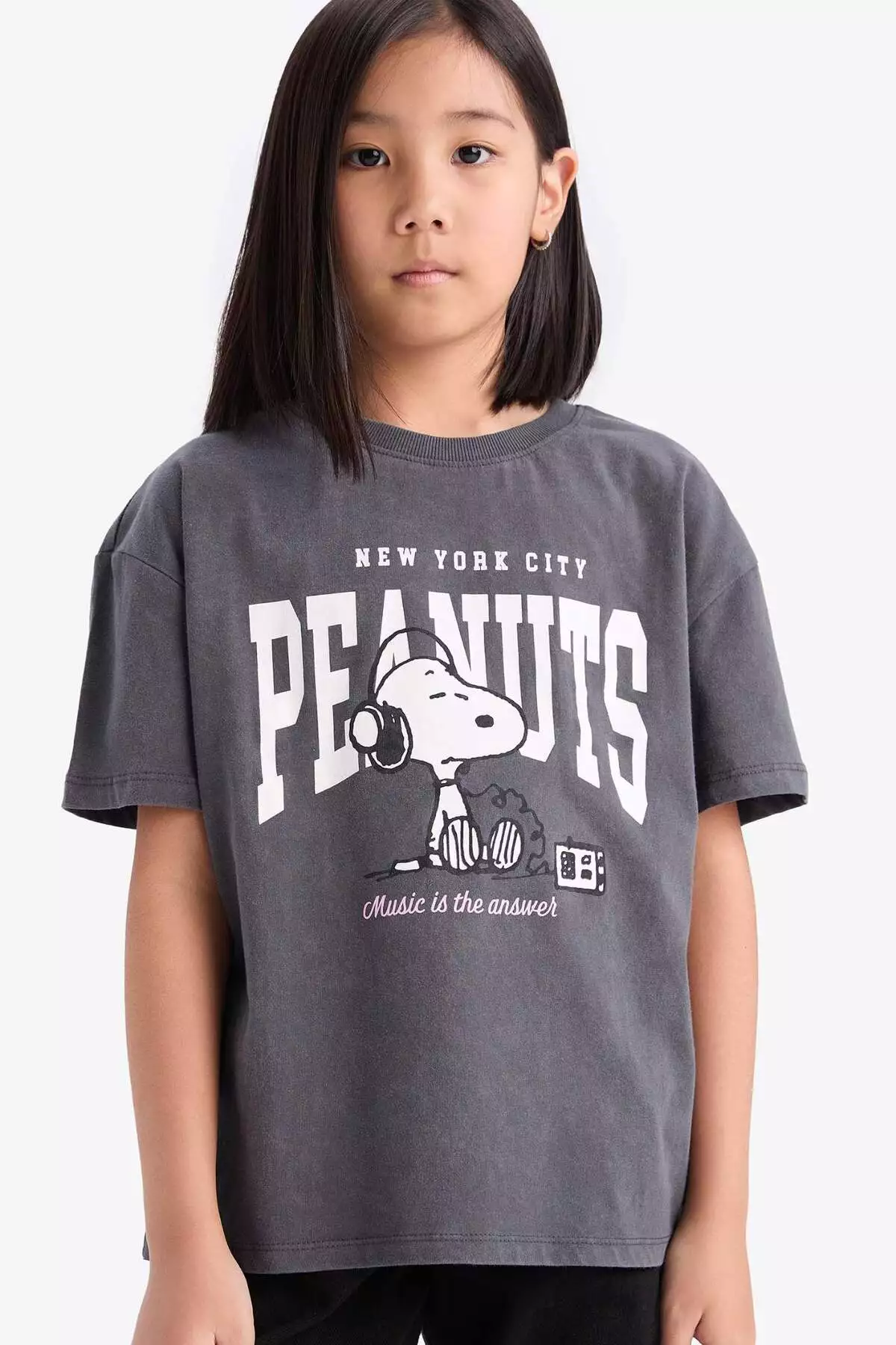 تیشرت کوتاه آستین دخترانه با طراحی Snoopy و برش راحت در یقه گرد برند Defacto - 895945728