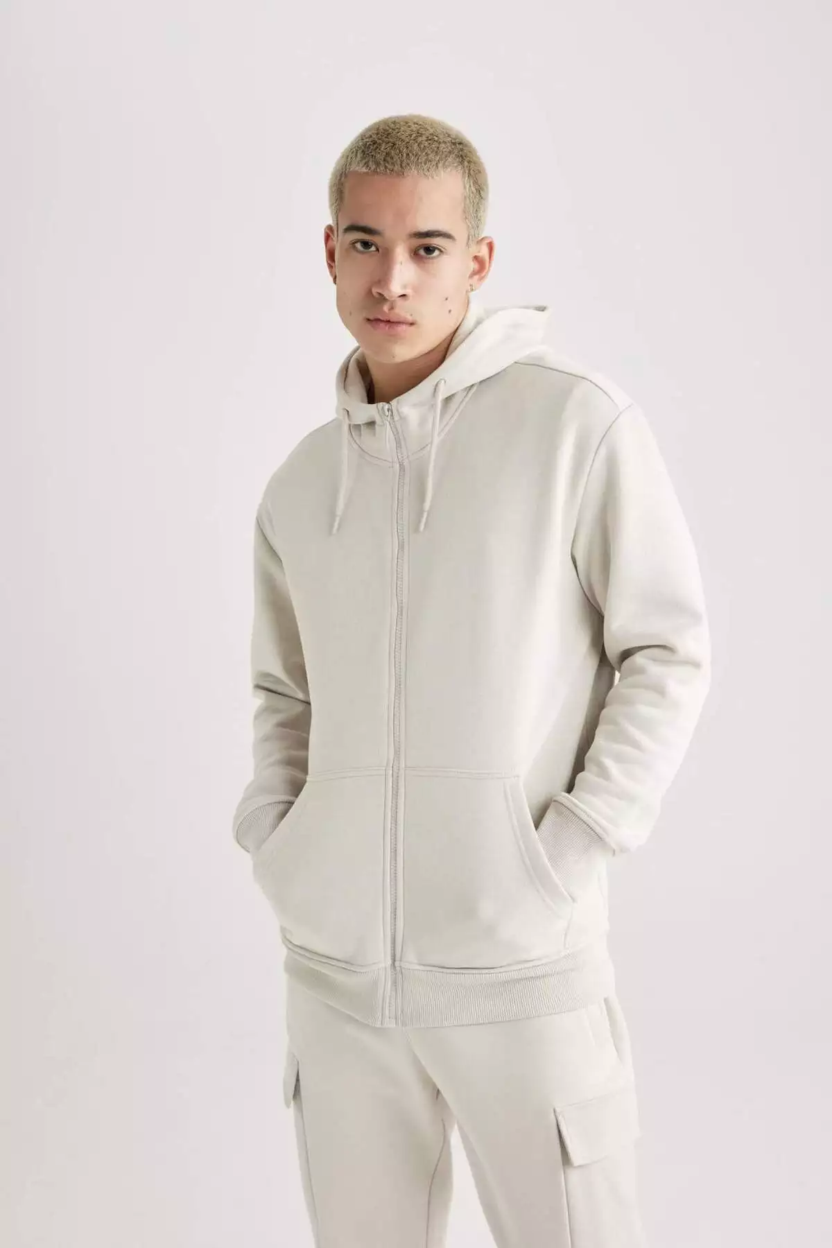 سویشرت فُرم دار با کلاه و جیب دار، دارای بافت نرم داخلی، مدل ساده و زیپ دار برند Defacto - 797030346