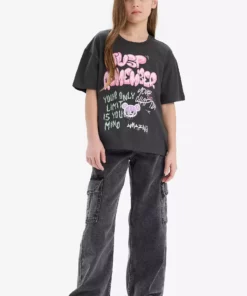 تی‌شرت کوتاه آستین‌دار با یقه گرد و طراحی گرافیکی برای دختران، مدل اوور سایز، کد E0356a825sm برند Defacto - 902033081