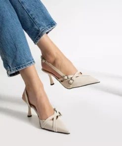 کفش پاشنه‌بلند زنانه با جزئیات قفل دو باندی و رویه کرم رنگ از جنس لاک برند Genel Markalar - 832244276